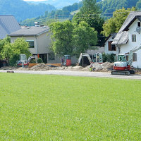 Grabungsarbeiten mit mehreren Mini-Bagger in einer Wohnsiedlung