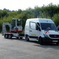 Transport eines Mini-Baggers mit Kleintransporter